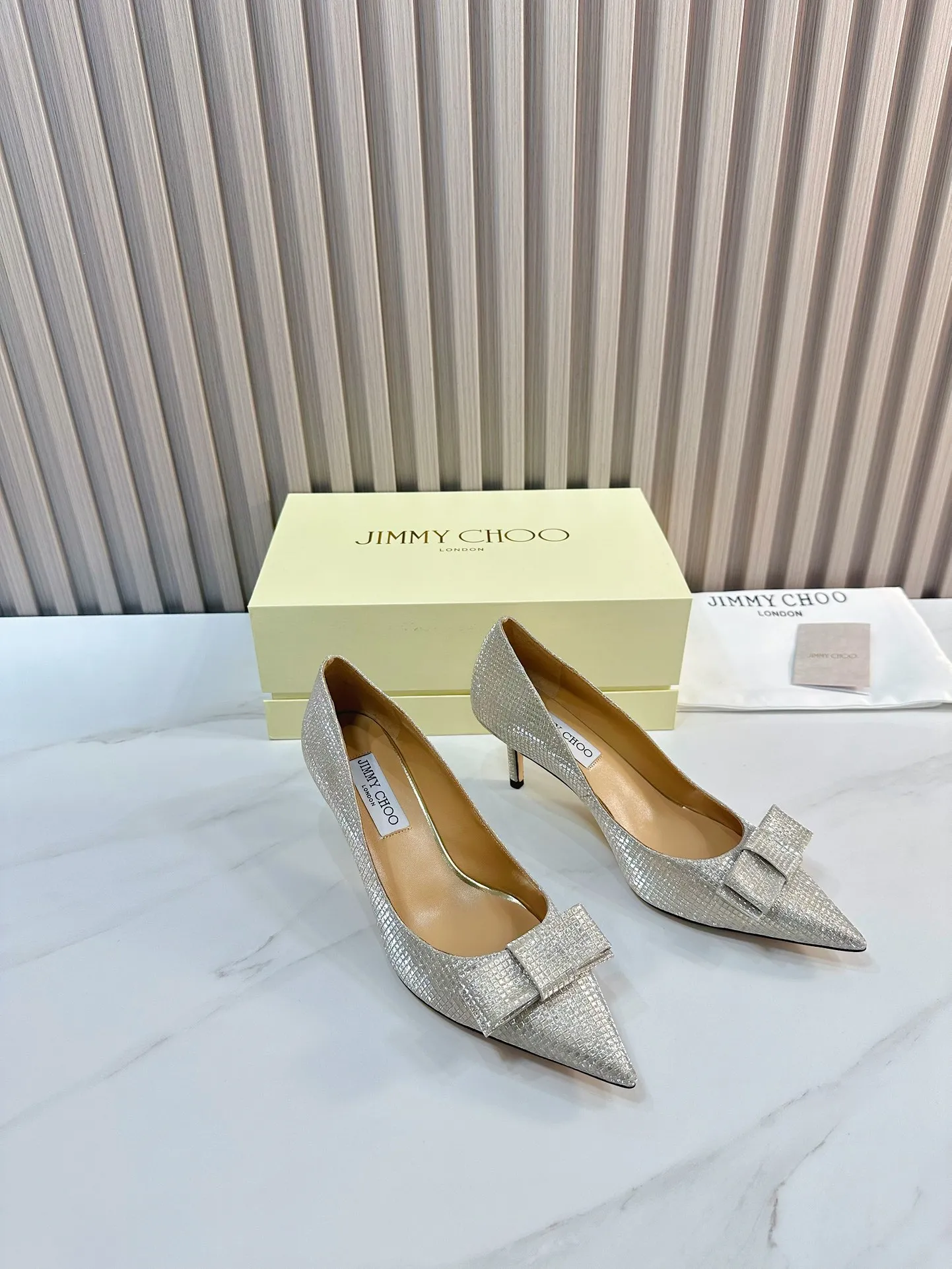 👟👟Ex-factory price 620👟👟 JIMMY CHOO (Jimmy CHOO) 💝💝💝 is a very comprehensive noble fashion lifestyle brand, with a series of women's high-heeled, medium-heeled, flat-heeled sandals with the same straps from major fashion bloggers and celebrities in Hong Kong and the United States.  The Australian pointed toe, round toe and square toe series are simply beautiful. Fall in love with elegance and playful sense of the future. Just by looking at them, you want to own them immediately, but you can really think about a pair of exquisite high heels~~~~~~~~~~~~~~~~~ 💝This series is specially designed for extraordinary and indifferent ladies, thus creating a unique overall effect, Jimmy Choo Design products that inspire women to move forward and show their charm💝💝💝 1⃣️Material: Imported cowhide 2⃣️Inner: Imported Italian lambskin, super soft and delicate 3⃣️Outsole: Imported Italian original original color genuine leather outsole Heel height 6.5 4⃣️Code number: 35 to 39 (34, 40, 41 customized)